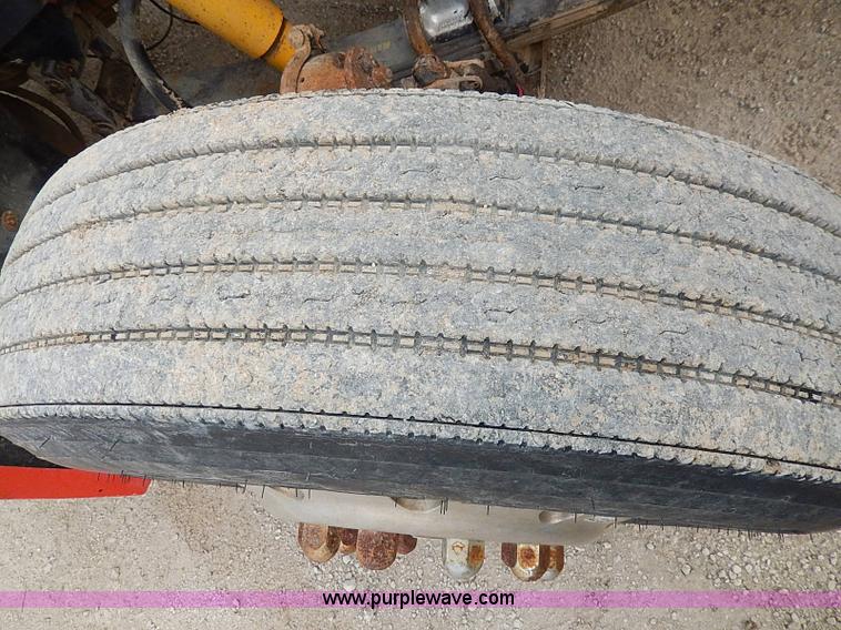 image for item H1258 1990 Freightliner FLD semi truck