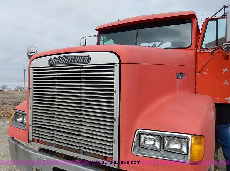 image for item H1258 1990 Freightliner FLD semi truck