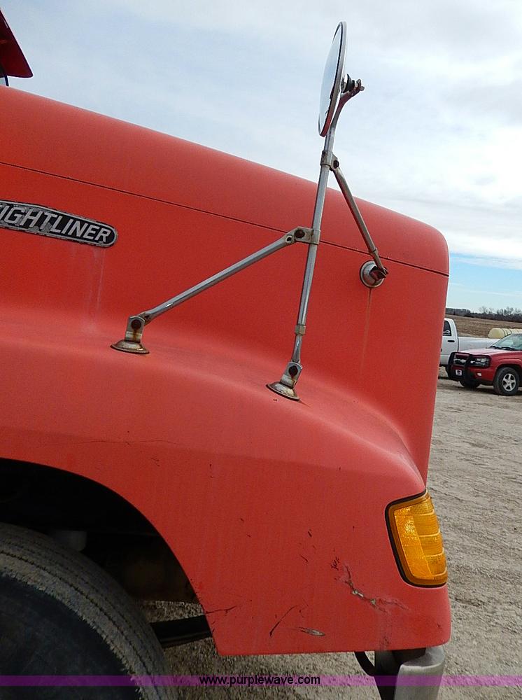 image for item H1258 1990 Freightliner FLD semi truck