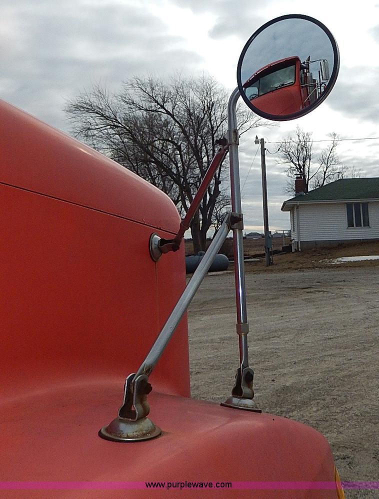 image for item H1258 1990 Freightliner FLD semi truck