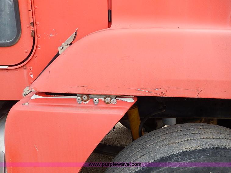 image for item H1258 1990 Freightliner FLD semi truck