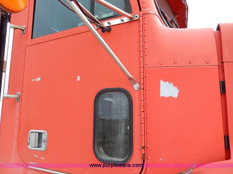 image for item H1258 1990 Freightliner FLD semi truck