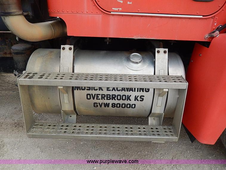 image for item H1258 1990 Freightliner FLD semi truck