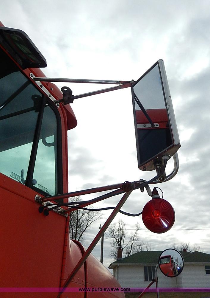 image for item H1258 1990 Freightliner FLD semi truck