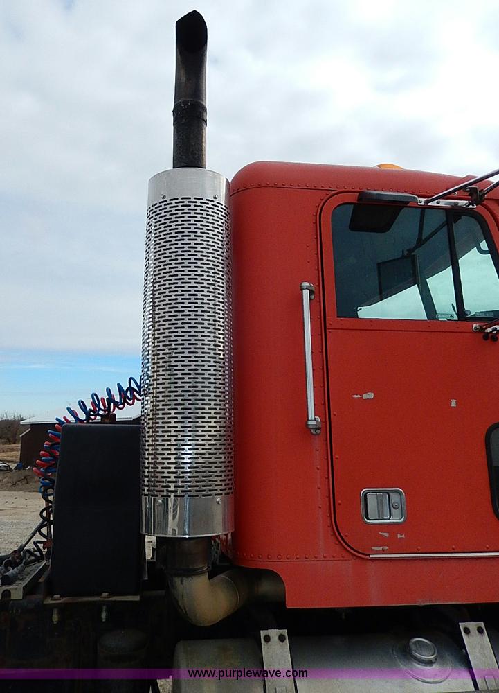 image for item H1258 1990 Freightliner FLD semi truck