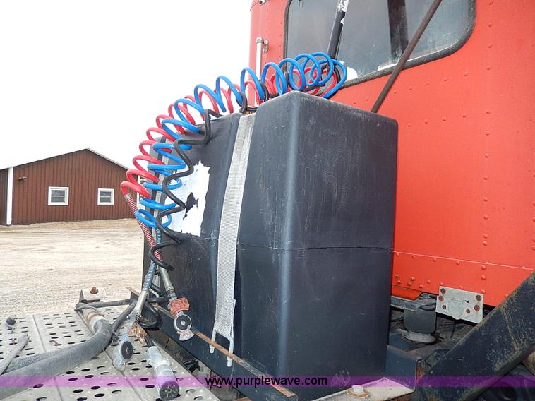 image for item H1258 1990 Freightliner FLD semi truck