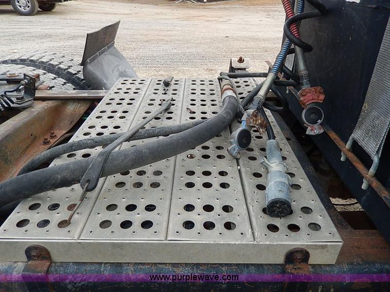 image for item H1258 1990 Freightliner FLD semi truck