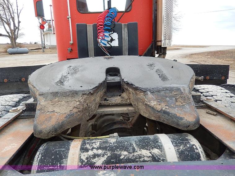 image for item H1258 1990 Freightliner FLD semi truck