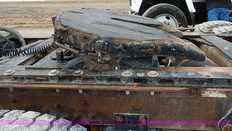 image for item H1258 1990 Freightliner FLD semi truck