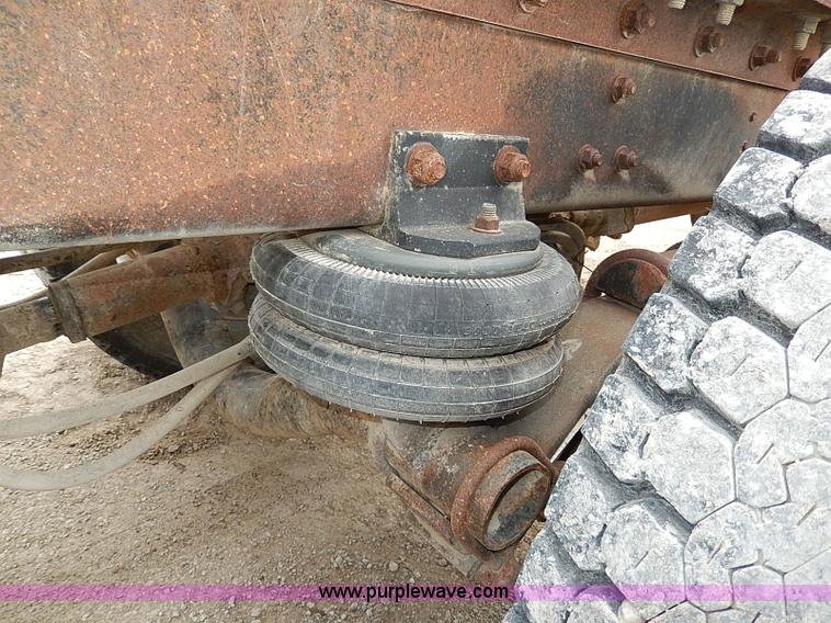 image for item H1258 1990 Freightliner FLD semi truck