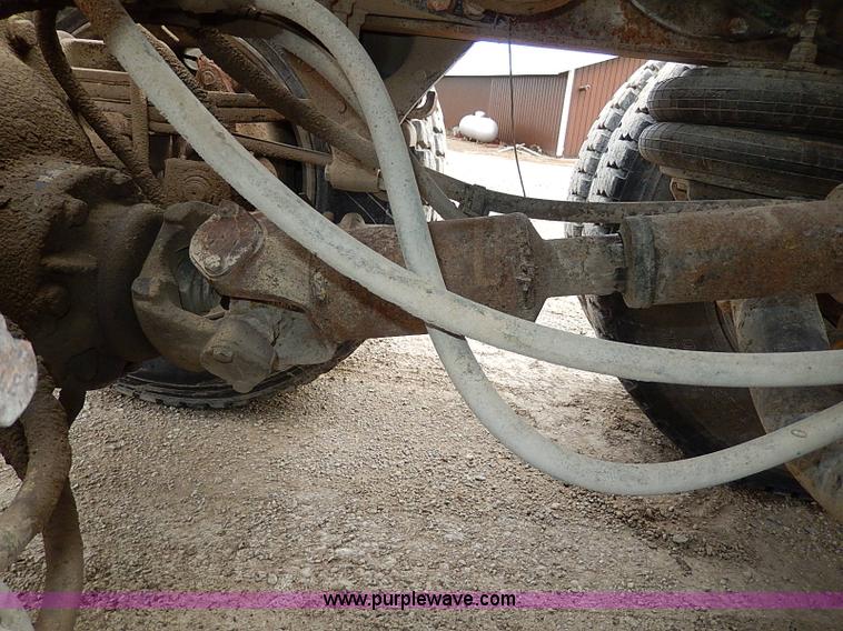 image for item H1258 1990 Freightliner FLD semi truck