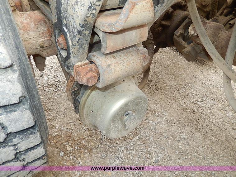 image for item H1258 1990 Freightliner FLD semi truck