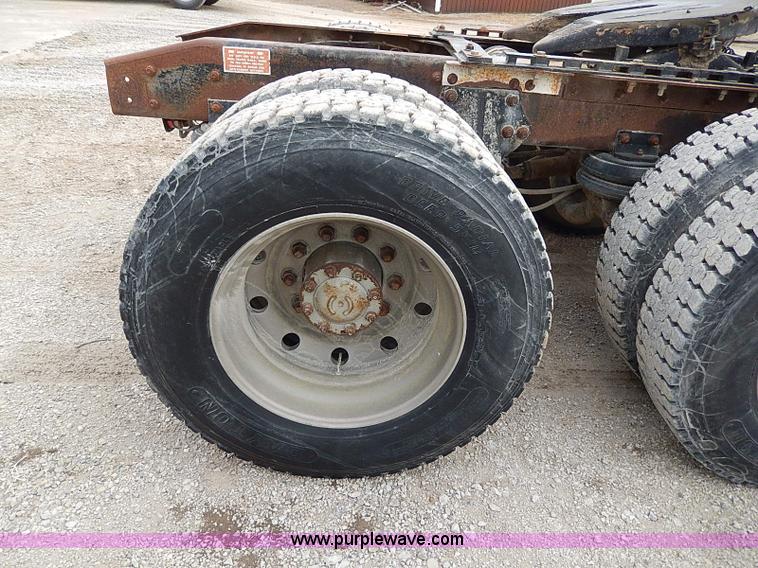 image for item H1258 1990 Freightliner FLD semi truck