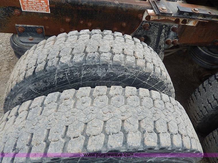 image for item H1258 1990 Freightliner FLD semi truck