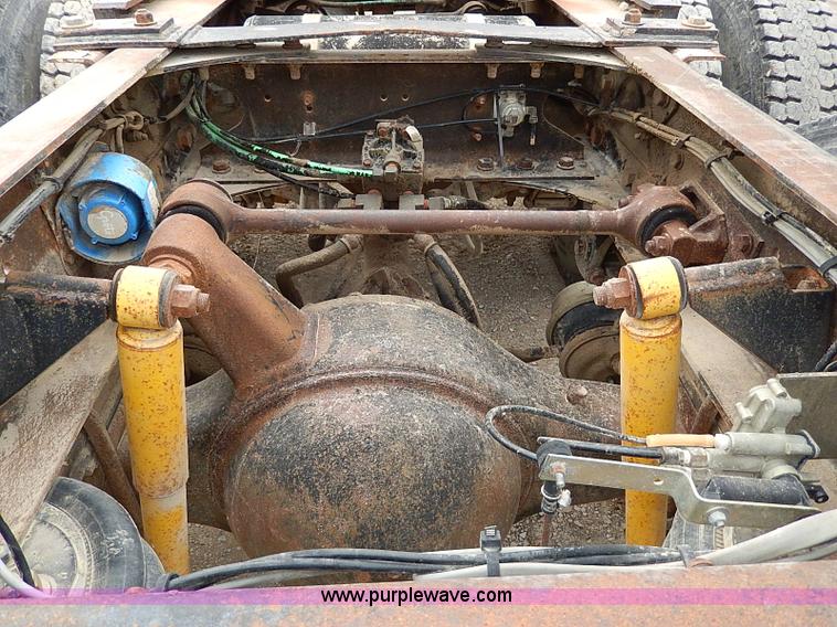 image for item H1258 1990 Freightliner FLD semi truck