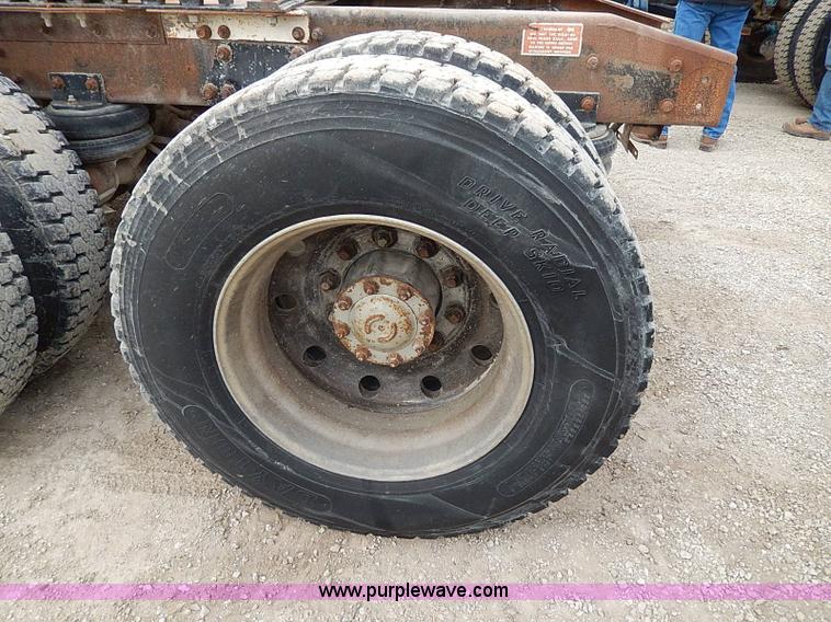 image for item H1258 1990 Freightliner FLD semi truck