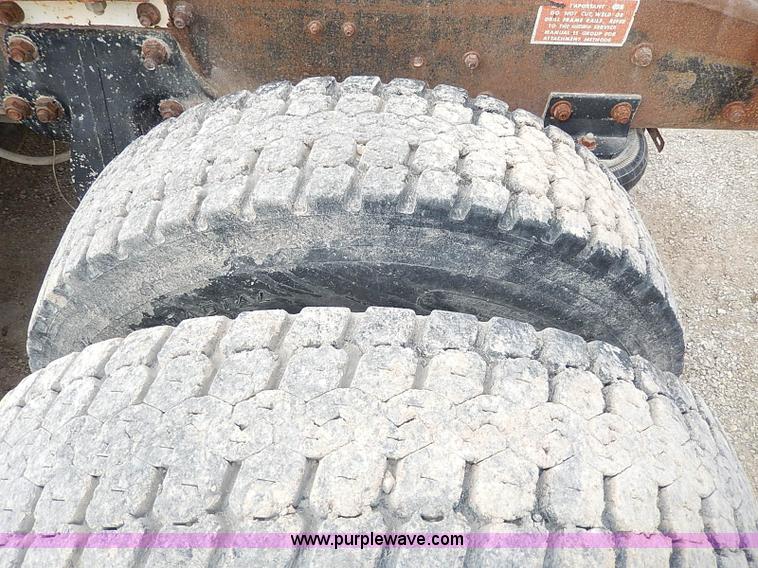 image for item H1258 1990 Freightliner FLD semi truck