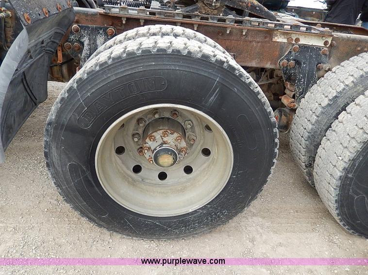 image for item H1258 1990 Freightliner FLD semi truck