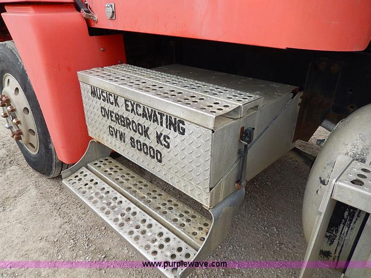 image for item H1258 1990 Freightliner FLD semi truck