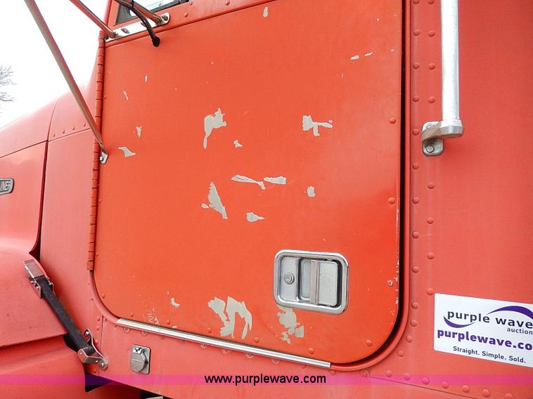 image for item H1258 1990 Freightliner FLD semi truck