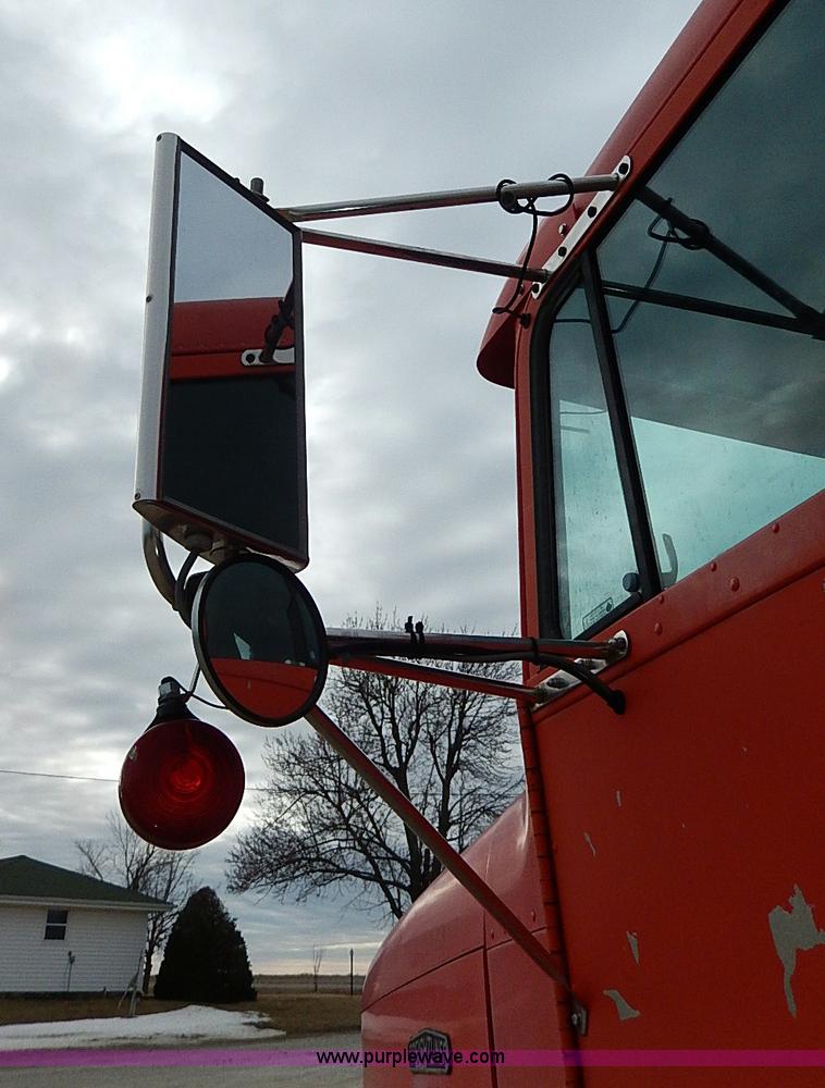 image for item H1258 1990 Freightliner FLD semi truck