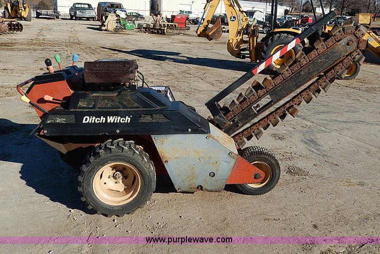 image for item H1264 1996 Ditch Witch 1820H trencher