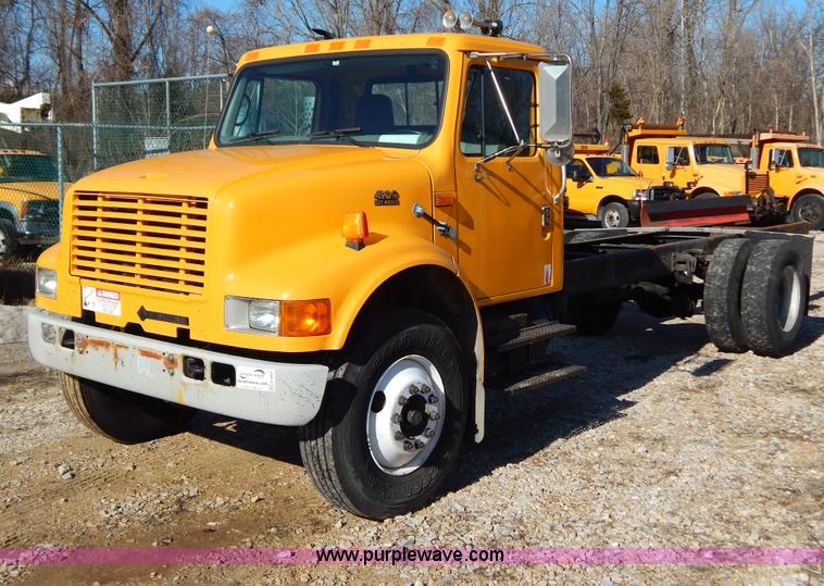 image for item H3804 2000 International 4900 truck cab and chassis