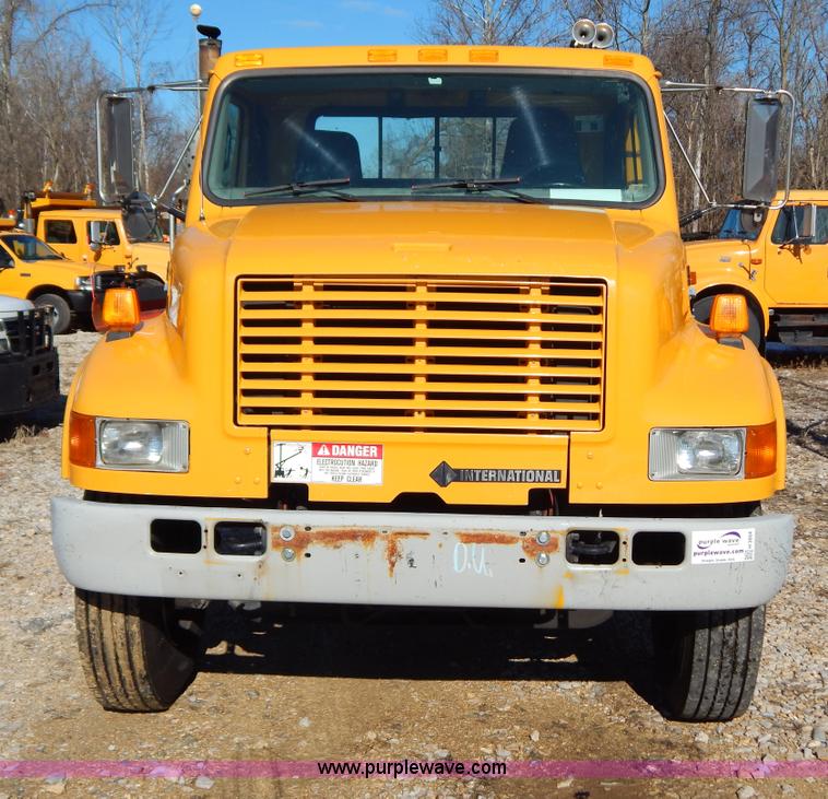 image for item H3804 2000 International 4900 truck cab and chassis