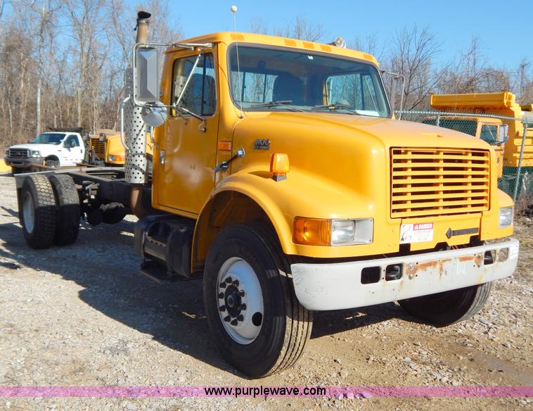 image for item H3804 2000 International 4900 truck cab and chassis