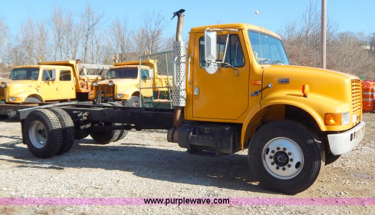 image for item H3804 2000 International 4900 truck cab and chassis