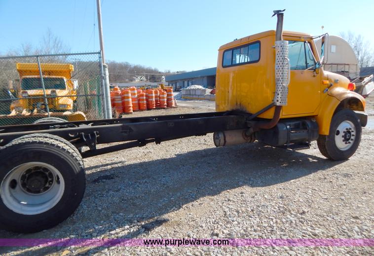 image for item H3804 2000 International 4900 truck cab and chassis