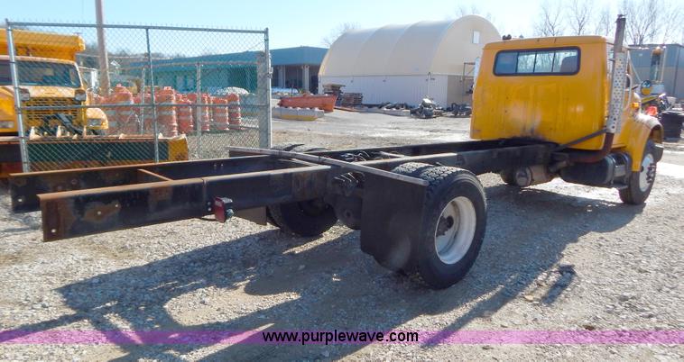 image for item H3804 2000 International 4900 truck cab and chassis