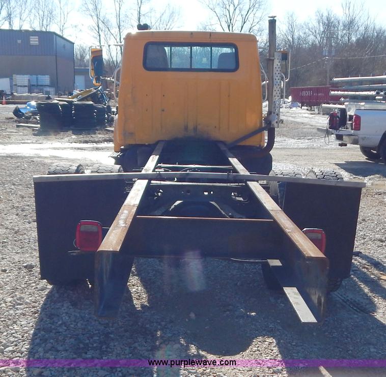 image for item H3804 2000 International 4900 truck cab and chassis