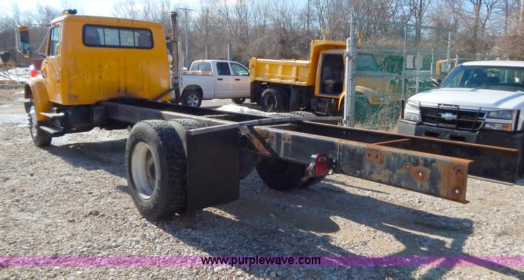 image for item H3804 2000 International 4900 truck cab and chassis