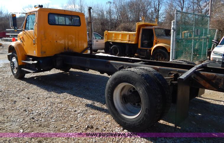 image for item H3804 2000 International 4900 truck cab and chassis