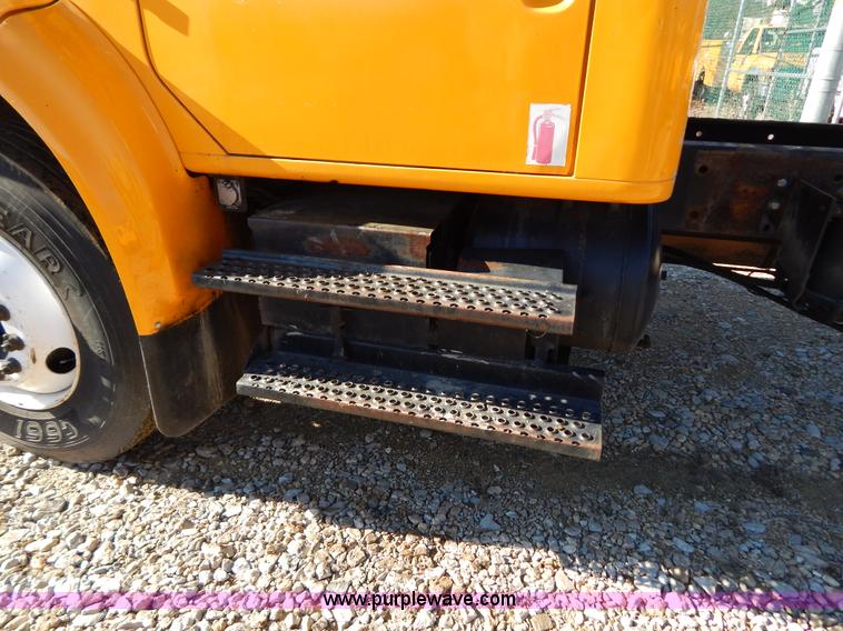 image for item H3804 2000 International 4900 truck cab and chassis