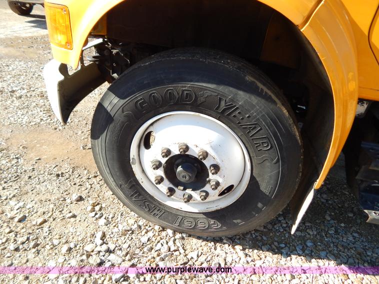 image for item H3804 2000 International 4900 truck cab and chassis