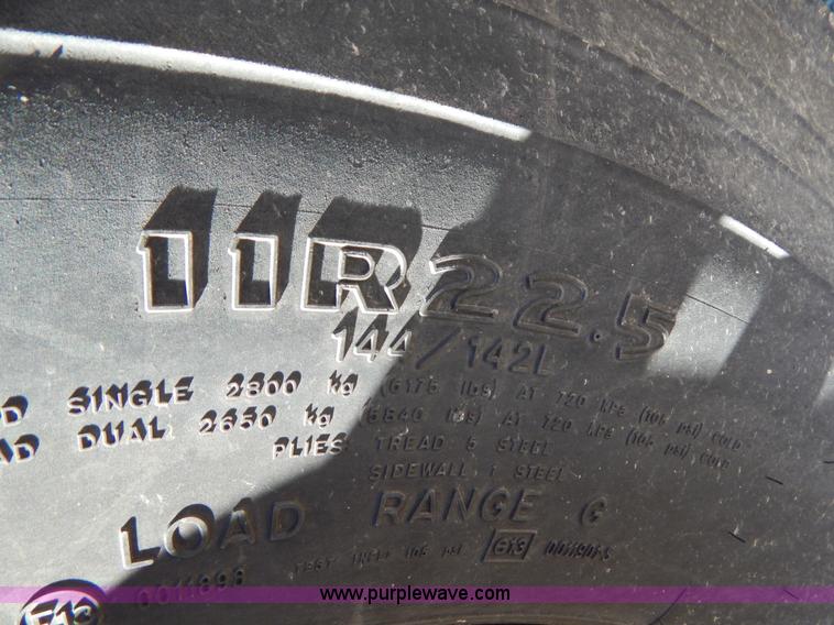 image for item H3804 2000 International 4900 truck cab and chassis