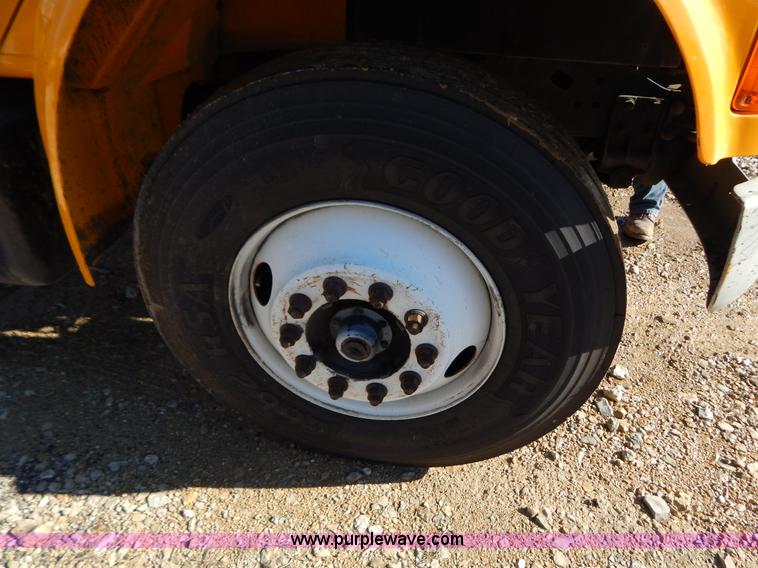 image for item H3804 2000 International 4900 truck cab and chassis