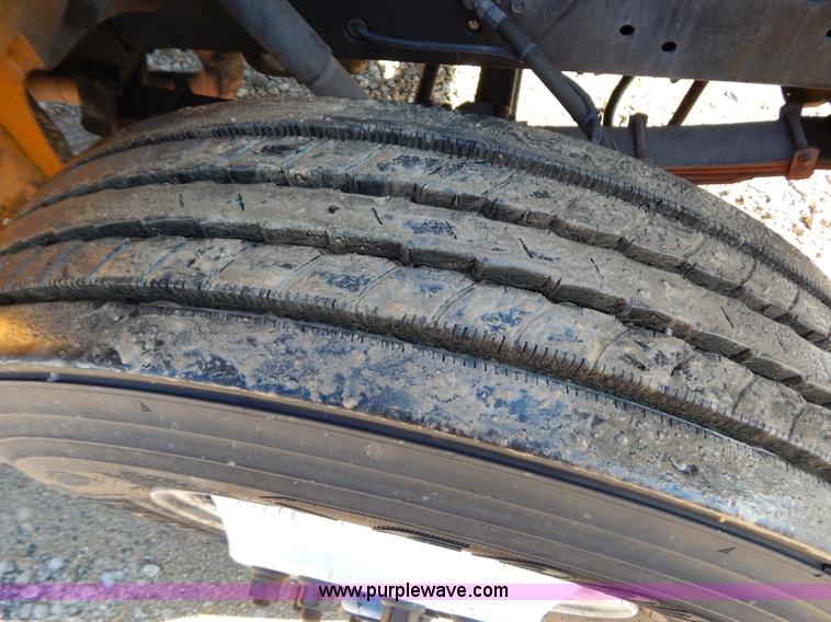 image for item H3804 2000 International 4900 truck cab and chassis