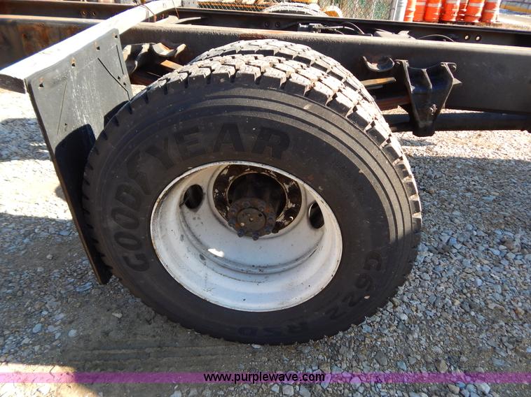 image for item H3804 2000 International 4900 truck cab and chassis