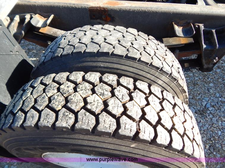 image for item H3804 2000 International 4900 truck cab and chassis