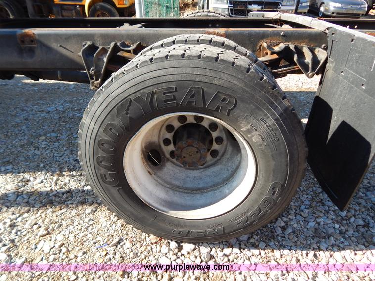 image for item H3804 2000 International 4900 truck cab and chassis