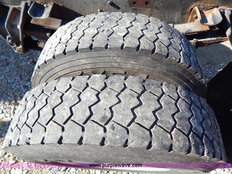 image for item H3804 2000 International 4900 truck cab and chassis