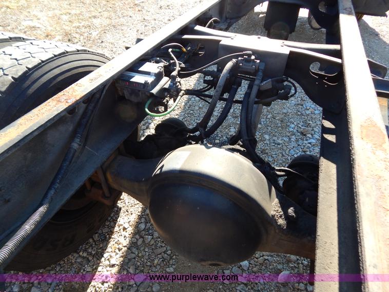 image for item H3804 2000 International 4900 truck cab and chassis