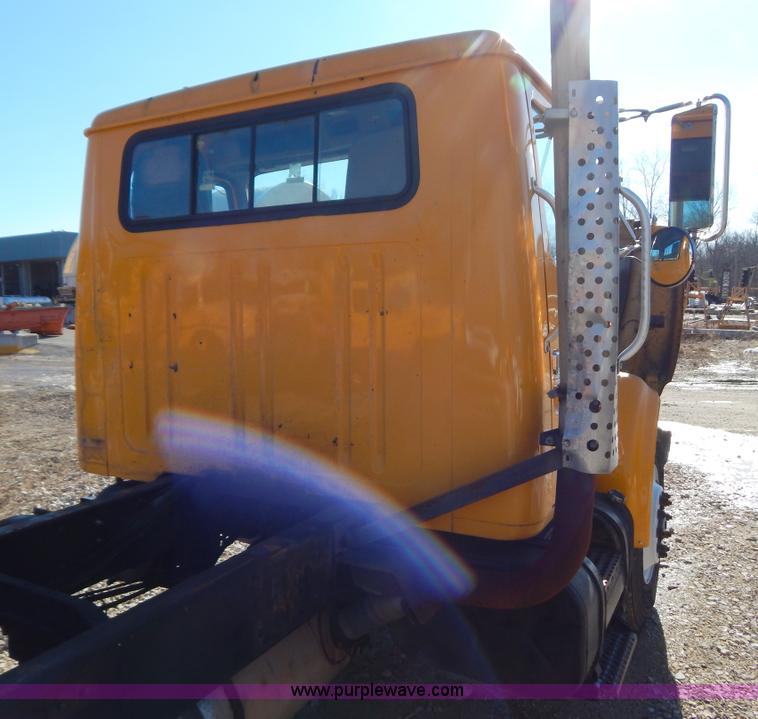 image for item H3804 2000 International 4900 truck cab and chassis