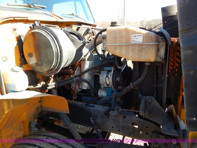 image for item H3804 2000 International 4900 truck cab and chassis