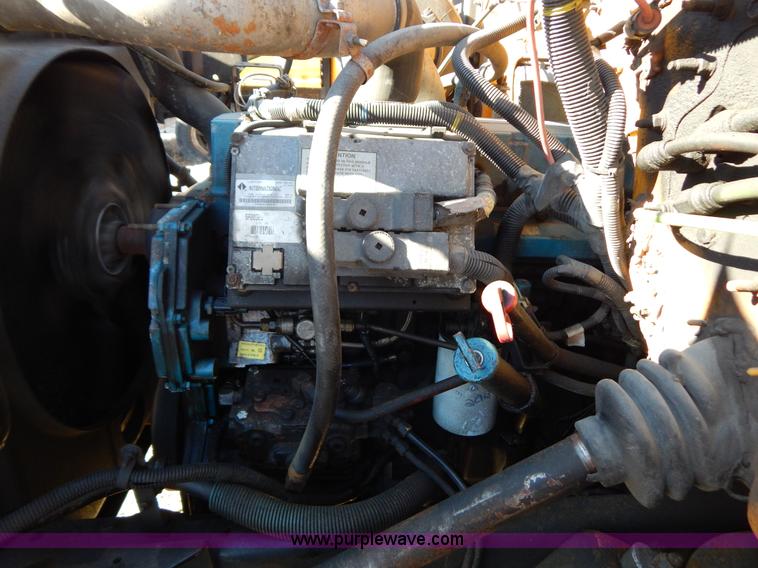 image for item H3804 2000 International 4900 truck cab and chassis