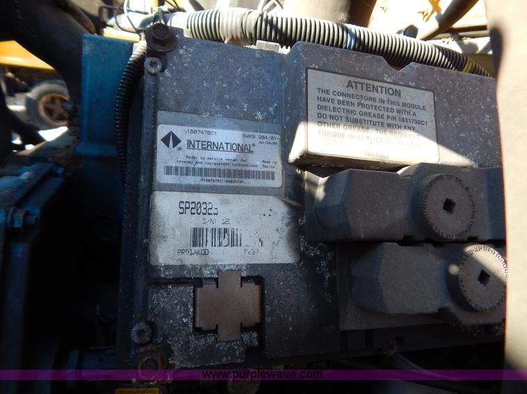 image for item H3804 2000 International 4900 truck cab and chassis