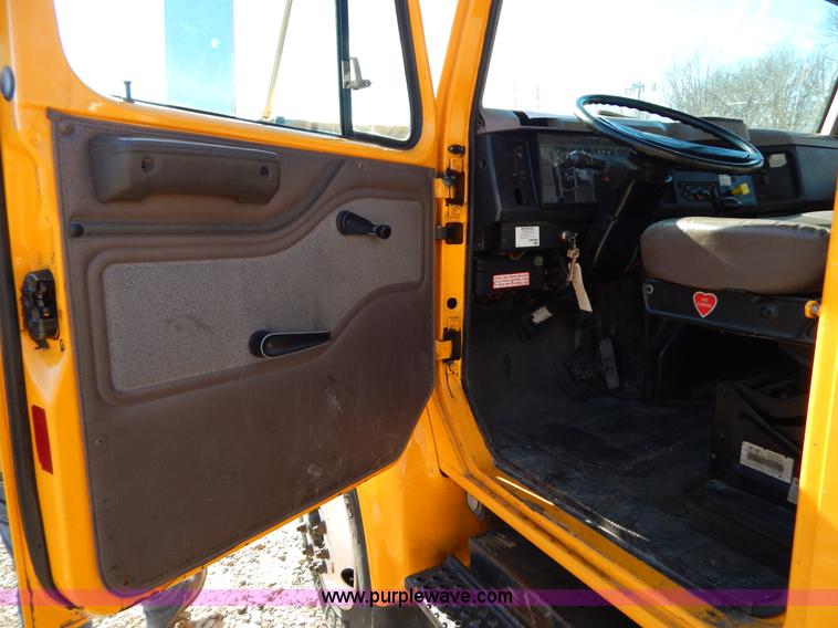 image for item H3804 2000 International 4900 truck cab and chassis